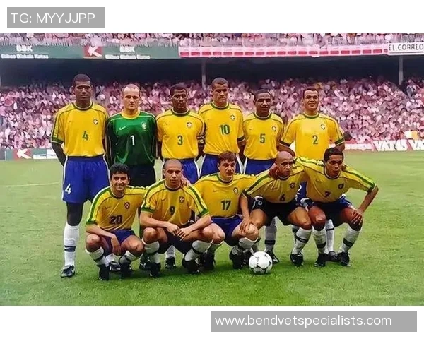 回顾足球历史那些辉煌岁月中的传奇老球员名字与他们的精彩瞬间